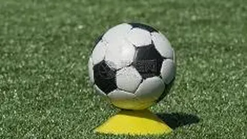 红魔逆袭冲入英超前六！曼联与切尔西并列，狼队陷困境，15轮仅2分领跑降级区